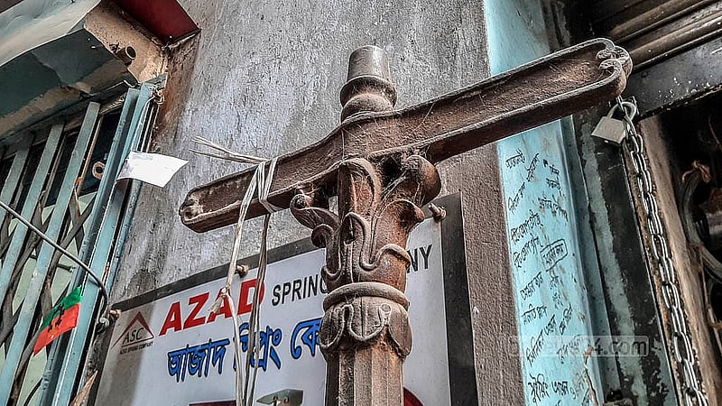 ঢালাই লোহার তৈরি সড়কবাতির এসব খুঁটির অপরের অংশে ছিল নানা ধরনের নকশা। বাতি ঝোলানো থাকত দুই পাশে।  ছবি: আব্দুল্লাহ আল মমীন