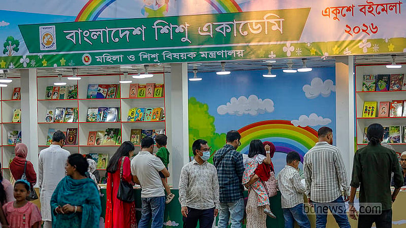অমর একুশে বইমেলার দ্বিতীয় দিন শুক্রবার বাংলা একাডেমি প্রাঙ্গণে বিভিন্ন স্টল ঘুরে দেখেন দর্শনার্থীরা