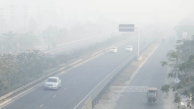 কুয়াশায় ঢাকা পড়ছে ঢাকা-মাওয়া এক্সপ্রেসওয়ে। সামান্য অসতর্কতায় ঘটতে পারে বড় দুর্ঘটনা। ছবি: আব্দুল্লাহ আল মমীন