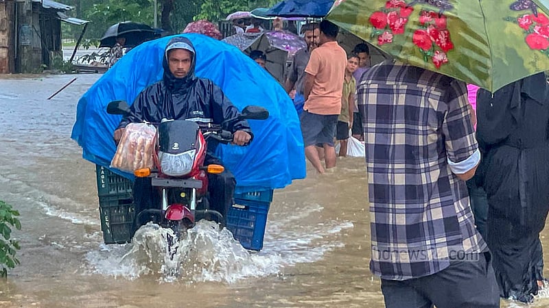 টানা বর্ষণে খাগড়াছড়ির বিভিন্ন এলাকায় তৈরি হয়েছে জলাবদ্ধতা। সড়ক ডুবে যাওয়ায় ঝুঁকি নিয়ে চলাচল করছে যানবাহন ও মানুষ।  ছবি: সমির মল্লিক