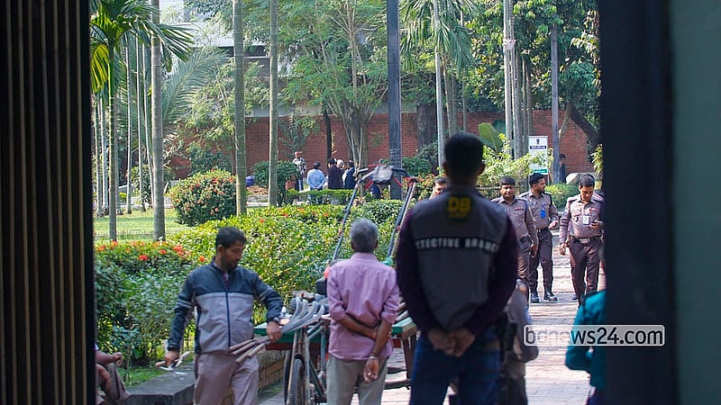ঢাকা বিশ্ববিদ্যালয়ে জাতীয় কবি কাজী নজরুল ইসলাম সমাধি প্রাঙ্গণে প্রস্তুত করা হচ্ছে ইনকিলাব মঞ্চের আহ্ববায়ক শরীফ ওসমান হাদির কবর। ছবি: আব্দুল্লাহ আল মমীন