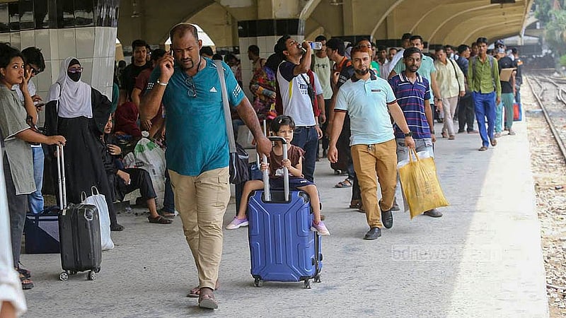 কমলাপুর রেল স্টেশনে বুধবার ঈদযাত্রার প্রথম দিন বেলা বাড়ার সঙ্গে সঙ্গে বাড়ে মানুষের ভিড়।
