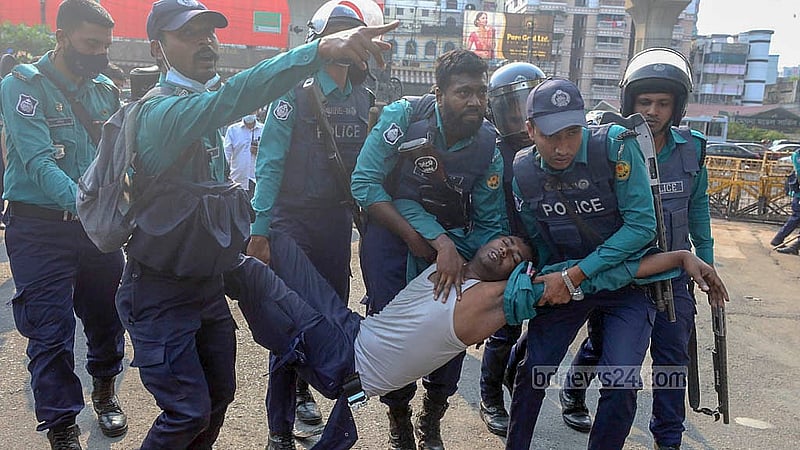 ‘ধর্ষণ ও নিপীড়নের বিরুদ্ধে বাংলাদেশ’ ব্যানারে গণপদযাত্রা আটকে দিলে পুলিশের সঙ্গে আন্দোলনকারীদের ধস্তাধস্তি ও মারামারিতে আহত পুলিশ সদস্যরা।