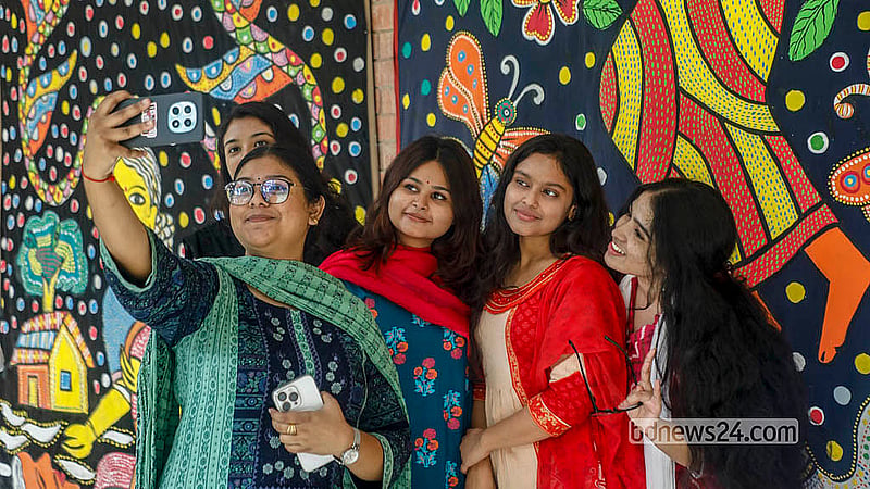 ঢাকা বিশ্ববিদ্যালয়ের চারুকলা অনুষদে বর্ষবরণের প্রস্তুতি দেখতে আসা দর্শনার্থীরা নানা শিল্প কর্মের সঙ্গে