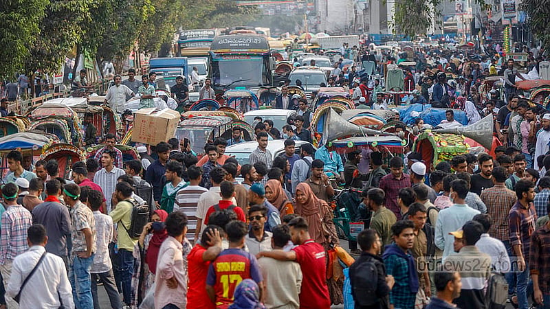 ঢাকা সেন্ট্রাল ইউনিভার্সিটি অধ্যাদেশ জারির দাবিতে বুধবার ঢাকা কলেজের সামনে সড়ক অবরোধ করেন একদল শিক্ষার্থী। ছবি: মাহমুদ জামান অভি