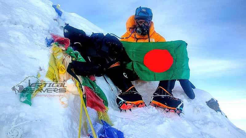 লোৎসে চূড়ায় লাল সবুজের পতাকা হাতে বাবর আলী। 