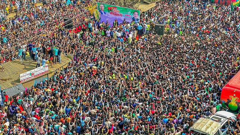 উত্তরাঞ্চল সফরের তৃতীয় দিন শনিবার দুপুরে বগুড়া থেকে সিরাজগঞ্জ যাওয়ার সময় শাহজাহানপুর উপজেলার মাঝিরা বন্দরে পথসভা করেন তারেক রহমান। পথসভায় ব্যাপক লোকসমাগম হয়।