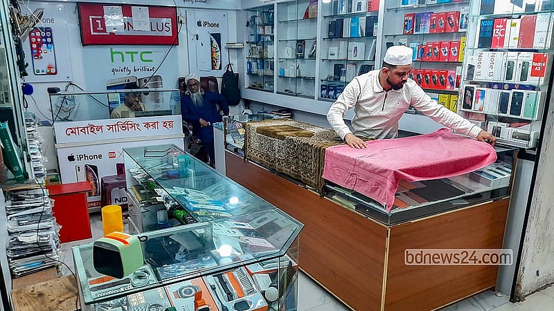 রাজধানীর ইস্টার্ন প্লাজায় মোবাইল ফোন মেরামতের দোকান খোলা থাকলেও বন্ধ রয়েছে মোবাইল ফোন বিক্রির কার্যক্রম