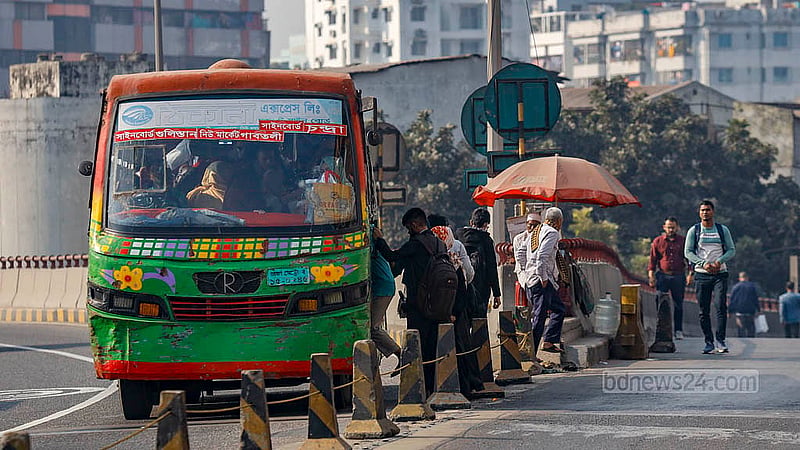 মানা থাকলেও গুলিস্তান-যাত্রাবাড়ী ফ্লাইওভারে যত্রতত্র দাঁড়াচ্ছে যানবাহন, নামানো হচ্ছে যাত্রী। ছবি: মাহমুদ জামান অভি