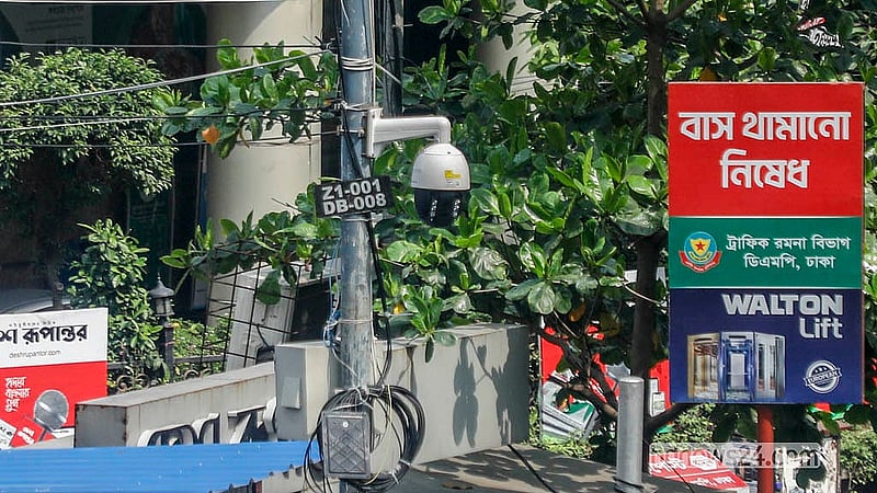ট্রাফিক ব্যবস্থা নিয়ন্ত্রণে রাজধানীর বাংলামোটর মোড়ে পুলিশ বক্সের সামনে বসানো হয়েছে এআই ক্যামেরা। সড়কে অপরাধ শনাক্ত করে মুহূর্তেই পুলিশের কন্ট্রোলরুমে সংকেত পাঠাতে সক্ষম এ ক্যামেরা।  ছবি: আব্দুল্লাহ আল মমীন