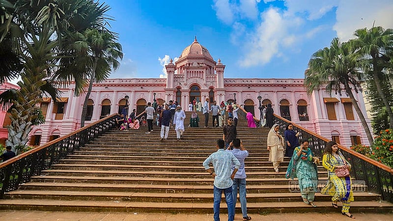 ঈদের ছুটিতে আট দিন বন্ধ থাকার পর শুক্রবার থেকে খুলেছে ঢাকার ঐতিহাসিক আহসান মঞ্জিল জাদুঘর।  ছবি: আব্দুল্লাহ আল মমীন