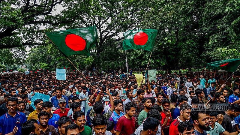 সরকারি চাকরিতে কোটা না থাকার ২০১৮ সালের পরিপত্র পুনর্বহালের দাবিতে বুধবার দুপুরে ঢাকা বিশ্ববিদ্যালয়ের কেন্দ্রীয় লাইব্রেরি থেকে মিছিল নিয়ে ক্যাম্পাসের বিভিন্ন এলাকা প্রদর্শন করেন আন্দোলনকারীরা। ছবি: মাহমুদ জামান অভি