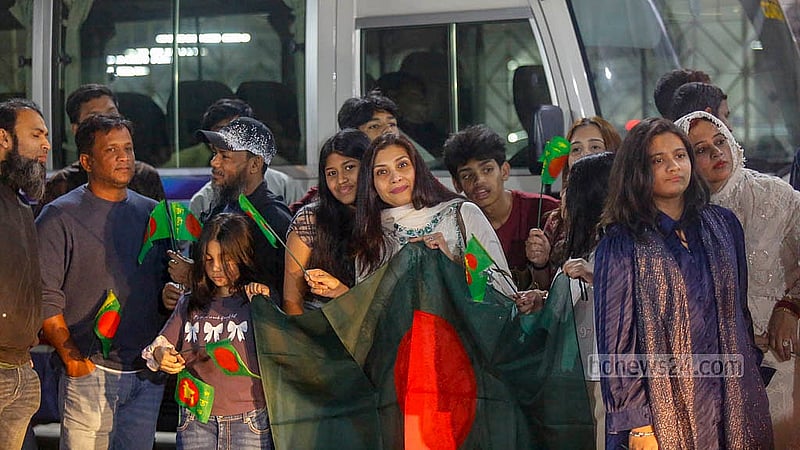 শাহজালাল আন্তর্জাতিক বিমানবন্দরের বাইরে সাফ উইমেনস ফুটসালের প্রথম আসরের জয়ী নারী ফুটবলারদের অপেক্ষায় ভক্তরা
