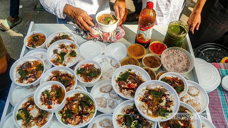 পুরান ঢাকার চকবাজারের ‘শাহী দইবড়া’। এক কেজির দাম ৩০০ টাকা