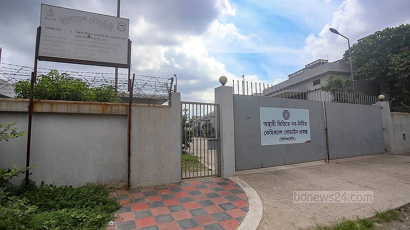 রাজধানীর শ্যামপুরে বুড়িগঙ্গা নদীর পাড়ে রাসায়নিক গুদামের প্রধান ফটক। ছবি: আব্দুল্লাহ আল মমীন