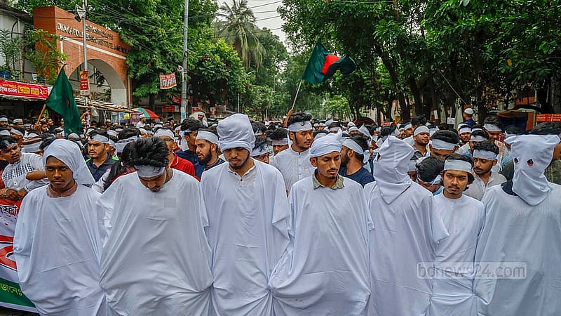 কাফনের কাপড় পরে ও মাথায় বেঁধে শুক্রবার জুমার নামাজের পর মিছিল করেন ঢাকা পলিটেকনিক ইনস্টিটিউটের শিক্ষার্থীরা। ছবি: মাহমুদ জামান অভি