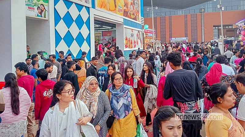 ঢাকার পূর্বাচলে আন্তর্জাতিক বাণিজ্য মেলা শুরুর পর প্রথম শুক্রবারে বেড়েছে দর্শনার্থীদের ভিড়।
