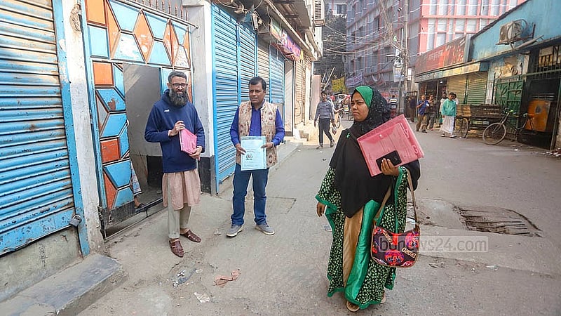 ঢাকা দক্ষিণ সিটি করপোরেশনের ৫১ নম্বর ওয়ার্ডের দোলাইপাড় এলাকায় নতুন ভোটারের তথ্য সংগ্রহের জন্য বাড়ি বাড়ি ঘুরছেন তথ্যসংগ্রহকারীরা। ছবি: আব্দুল্লাহ আল মমীন