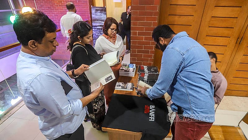 রাজধানীর বিশ্বসাহিত্য কেন্দ্রে শুক্রবার স্বল্পদৈর্ঘ্য চলচ্চিত্র উৎসব ‘ব্যানফ মাউন্টেইন ফিল্ম ফেস্টিভালে’ আসা দর্শনার্থীরা।