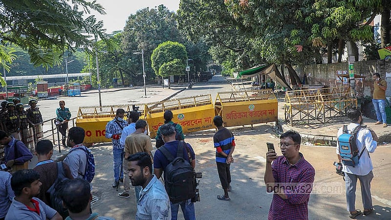 মানবতাবিরোধী অপরাধের মামলায় শেখ হাসিনার রায় ঘোষণার পরদিন মঙ্গলবার অপ্রীতিকর ঘটনা এড়াতে ধানমন্ডি ৩২ নম্বর সড়ক বন্ধ করে দেওয়া হলে সংবাদকর্মীরা অবস্থান নেন মিরপুর সড়কে