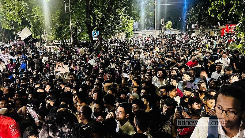 রাজধানীর কাকরাইল মসজিদ মোড়ে বুধবার রাতে অবস্থানকারী জগন্নাথ বিশ্ববিদ্যালয়ের আন্দোলনকারী শিক্ষার্থীরা।