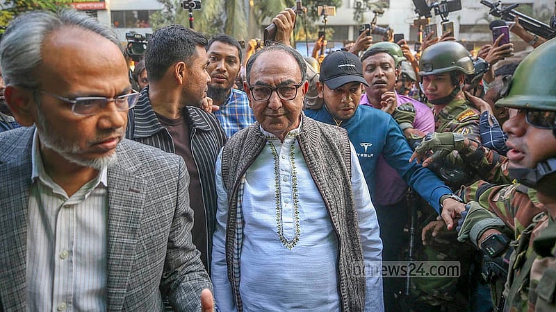 ইনকিলাব মঞ্চের আহ্বায়ক শরীফ ওসমান বিন হাদির গুলিবিদ্ধ হওয়ার খবর শুনে শুক্রবার বিকালে ঢাকা মেডিকেল কলেজ হাসপাতালে আসেন বিএনপি নেতা মির্জা আব্বাস।