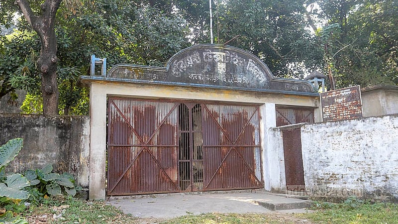 ঢাকার দক্ষিণ কেরানীগঞ্জের ওরিয়েন্ট টেক্সটাইল মিলসের প্রধান ফটক। একসময় এই ফটকের সামনে ভিড় করতেন সুতা কিনতে আসা মানুষ। ছবি: আব্দুল্লাহ আল মমীন