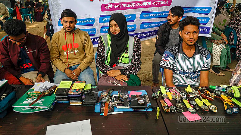 ঢাকা বিশ্ববিদ্যালয়ের কলা ভবনে শনিবার ভর্তি পরীক্ষার কক্ষে ঢোকার আগে শিক্ষার্থীদের ফোন ও ঘড়ি সংগ্রহ করে রাখেন বেশ কিছু ছাত্র সংগঠনের কর্মীরা। ছবি: মাহমুদ জামান অভি