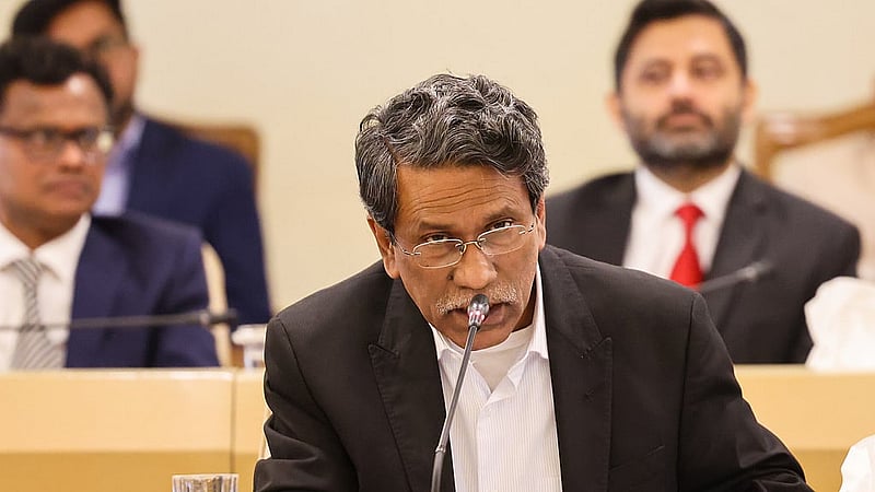 কমিশনের প্রতিবেদন বুধবার প্রধান উপদেষ্টার কাছে দেওয়ার পর সাংবাদিকদের সামনে আসেন সংবিধান সংস্কার কমিশনের প্রধান অধ্যাপক আলী রীয়াজ।