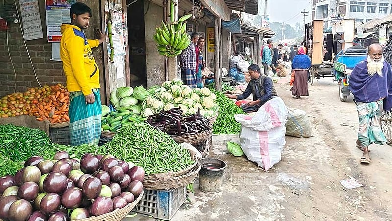 গাইবান্ধার পাইকারি বাজার থেকে কয়েকশ গজের দূরের খুচরা বাজারে সবজি বিক্রি হচ্ছে কেজি প্রতি গড়ে ৫ টাকা বেশি দরে।