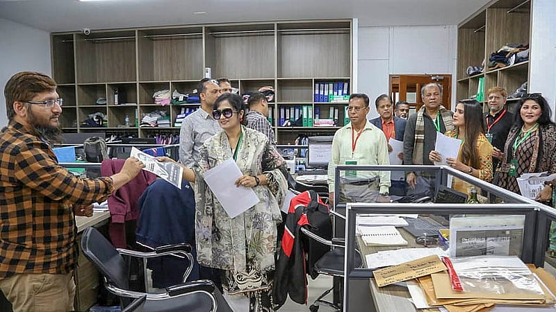 ঢাকা-১৭ আসনে বিএনপির প্রার্থী তারেক রহমানের পক্ষে বৃহস্পতিবার গুলশান এলাকায় প্রচার চালান দলের নেতাকর্মীরা।