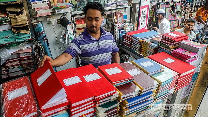 বছরের প্রথম দিনে হালখাতা করে নতুন হিসাবের খাতা খোলা ব্যবসায়ীদের পুরনো রেওয়াজ। নববর্ষ ঘিরে পুরান ঢাকার বাংলাবাজারের বিভিন্ন দোকানে লাল কাপড়ে মোড়ানো হালখাতা বিক্রি হচ্ছে।  ছবি: আব্দুল্লাহ আল মমীন