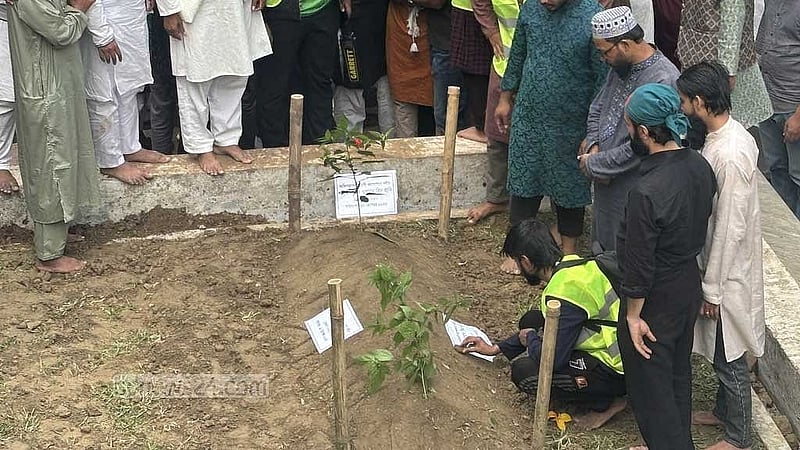 ঢাকা বিশ্ববিদ্যালয়ের কেন্দ্রীয় মসজিদের পাশে জাতীয় কবির সমাধি প্রাঙ্গণে শনিবার দাফন করা হয় ইনকিলাব মঞ্চের আহ্ববায়ক শরীফ ওসমান হাদিকে। ছবি: আরফাতুল ইসলাম নাইম