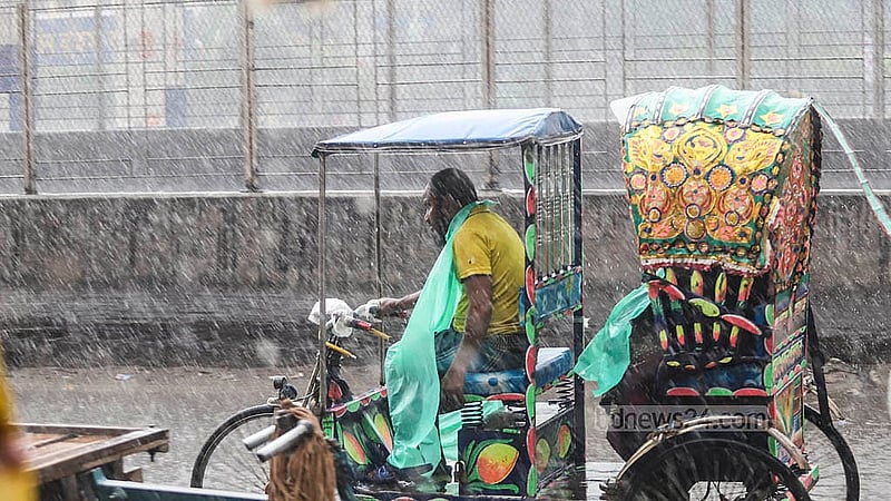 বৃষ্টির মধ্যে যাত্রী নিয়ে ছুটছে অটোরিকশা। শনিবার রাজধানীর যাত্রাবাড়ী এলাকা থেকে তোলা। ছবি: আব্দুল্লাহ আল মমীন