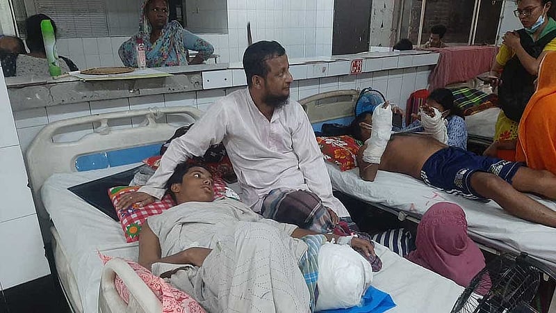 হাঁটুতে গুলি লাগার পর পা কেটে ফেলতে হয়েছে ১৬ বছরের কিশোর মো. রাকিবের। স্বপ্ন ছিল দুবাই গিয়ে ভালো আয় করবে, হাসপাতালে শুয়ে কেবল কেঁদে চলেছে সে। 