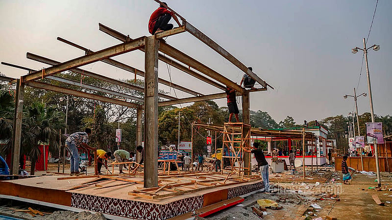 দীর্ঘ এক মাস বই মেলার পর খালি করা হচ্ছে সোহরাওয়ার্দী উদ্যান। শনিবার মেলার স্টলগুলো ভাঙতে দেখা যায়। ছবি: মাহমুদ জামান অভি