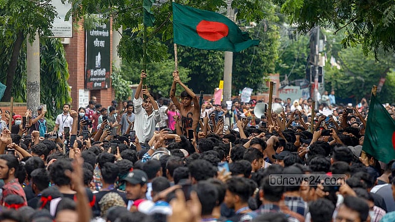 ঢাকার আফতাবনগরের ইস্ট ওয়েস্ট বিশ্ববিদ্যালয়ের সামনে শনিবার সকাল থেকেই জড়ো হতে থাকেন শিক্ষার্থীরা। ছবি: মাহমুদ জামান অভি