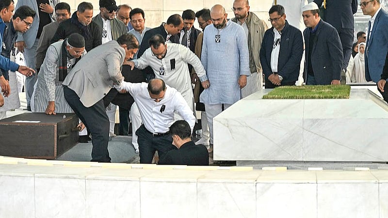 জিয়া উদ্যানে বুধবার বিকালে খালেদা জিয়ার মরদেহ নিজ হাতে কবরে নামান তার বড় ছেলে তারেক রহমান। ছবি: বাবুল তালুকদার