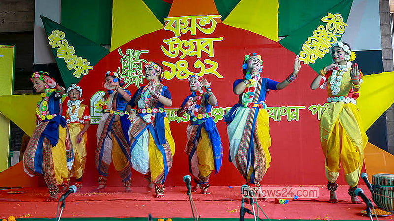 রাজধানীর আগারগাঁওয়ের মুক্তিযুদ্ধ জাদুঘরের লবিতে শনিবার সকালে বসন্ত উৎসবে নৃত্য পরিবেশন করেন শিল্পীরা।