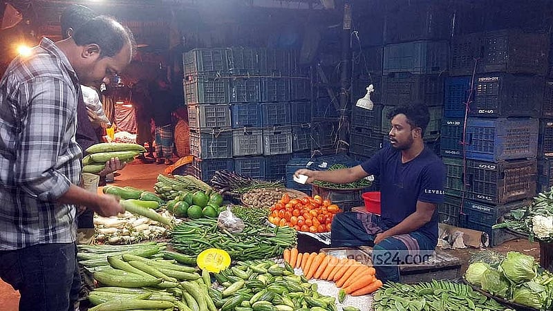 দুই মাসেরও বেশি সময় ভুগিয়ে দাম কমছে সবজির। 