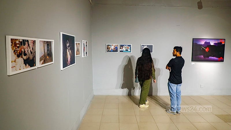 শিল্পকলা একাডেমির জাতীয় চিত্রশালার ৬ নম্বর গ্যালারিতে আইইউটি ফটোগ্রাফিক সোসাইটির ‘ব্রেক দ্য সার্কেল’ প্রদর্শনী ঘুরে দেখছেন দর্শনার্থীরা