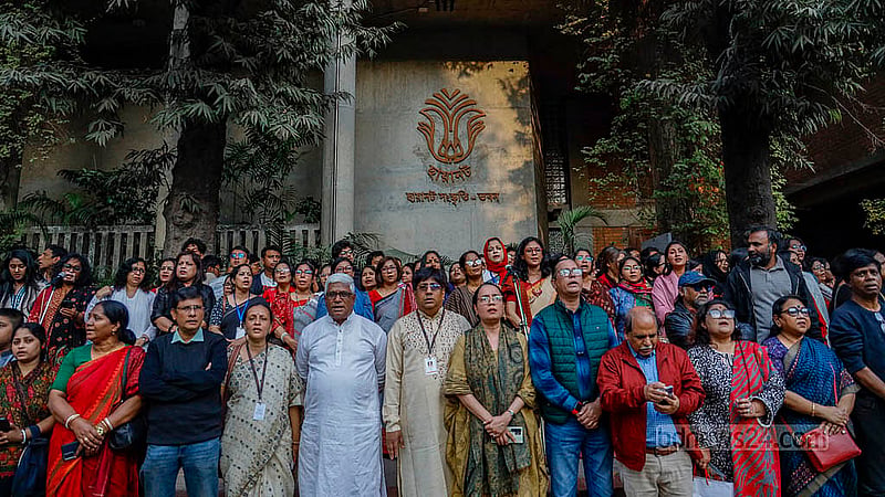 ছায়ানট আক্রান্ত হওয়ার প্রতিবাদে মঙ্গলবার বিকালে ধানমন্ডিতে ছায়ানট সংস্কৃতি ভবনের সামনে কাঁধে কাঁধ মিলিয়ে গানে গানে সংহতি সমাবেশ হয়েছে