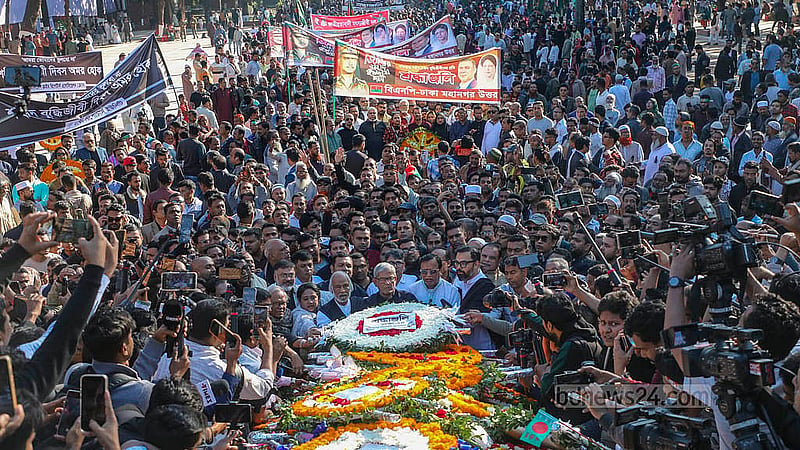 শহীদ বুদ্ধিজীবী দিবসে মিরপুরে বুদ্ধিজীবী স্মৃতিসৌধে ফুল দিয়ে শ্রদ্ধা জানায় বিএনপি