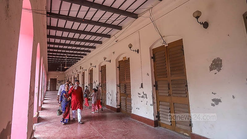 পুরান ঢাকার ঐতিহাসিক আহসান মঞ্জিল জাদুঘর ঘুরে দেখছে দর্শনার্থীরা।  ছবি: আব্দুল্লাহ আল মমীন