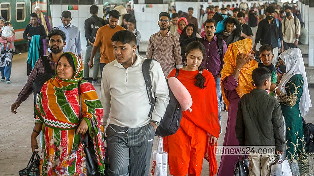 ভোটের ছুটি কাটিয়ে পরিবার নিয়ে ঢাকায় ফিরছে মানুষ। শনিবার কমলাপুর রেলওয়ে স্টেশনে আসা প্রায় প্রতিটি ট্রেনে ছিল যাত্রীদের বাড়তি চাপ। ছবি: আব্দুল্লাহ আল মমীন