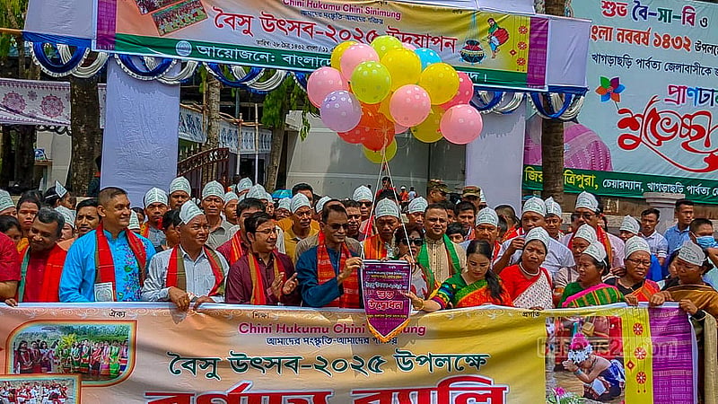 পার্বত্য জেলা খাগড়াছড়িতে শুক্রবার বেলুন উড়িয়ে ত্রিপুরা সম্প্রদায়ের প্রধান উৎসব বৈসুর শোভাযাত্রার উদ্বোধন করা হয়। ছবি: সমির মল্লিক