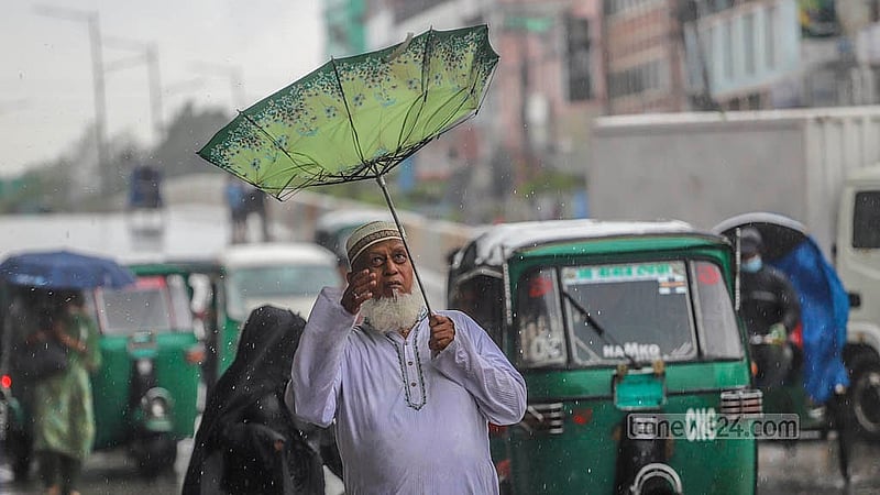 সাগরে গভীর নিম্নচাপের প্রভাবে রাজধানীতে বৃহস্পতিবার দিনভর বৃষ্টিতে ভোগান্তিতে পড়ে মানুষ। জুরাইন এলাকা থেকে তোলা। ছবি: আব্দুল্লাহ আল মমীন