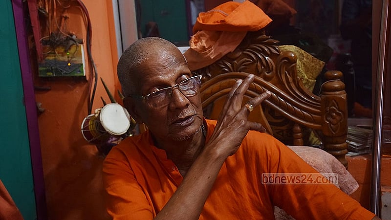 চট্টগ্রামের বোয়ালখালীর করলডেঙ্গা সন্ন্যাসী পাহাড়ের মেধস আশ্রমের মহারাজ বুলবুল আনন্দ। ছবি: সুমন বাবু