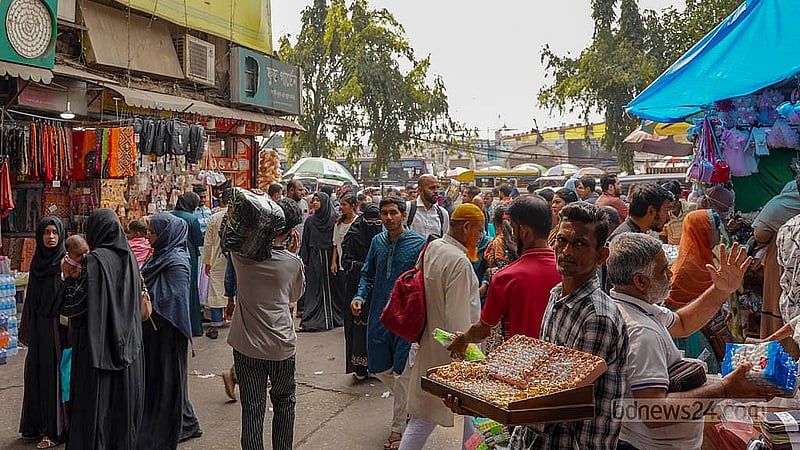 ঈদ সামনে রেখে ঢাকার গাউছিয়া মার্কেটের বাইরে ফুটপাথের দোকানগুলোতেও বুধবার দুপুরে ছিল ক্রেতাদের ভিড়