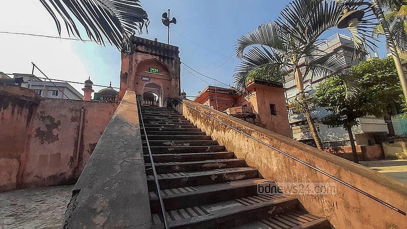 পুরান ঢাকার খান মোহাম্মাদ মৃধা মসজিদের প্রবেশ গেইট